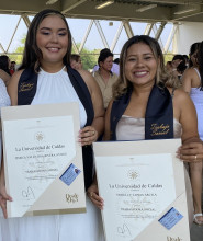 Jessica Valentina Rivera y Yeisully Tapias obtuvieron su título como trabajadoras sociales. Jessica Valentina Rivera y Yeisully Tapias obtuvieron su título como trabajadoras sociales.