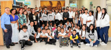 Fotos | Argemiro Idárraga | LA PATRIA Grupo de niños y niñas de la institución educativa 7 de Agosto con los poetas. Fotos | Argemiro Idárraga | LA PATRIA Grupo de niños y niñas de la institución educativa 7 de Agosto con los poetas.