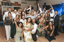 Familiares y amigos acompañaron a la pareja. Familiares y amigos acompañaron a la pareja.