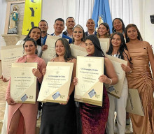 Grupo de egresados del programa de Tecnología en Finanzas. Grupo de egresados del programa de Tecnología en Finanzas.