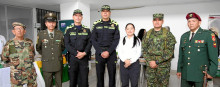 Foto | Argemiro Idárraga | LA PATRIA Sargento, Gabriel Carvajal; agente, José Edilberto Arias; mayor, Jaime Hernán Holguín, y el coronel, Jhon Carlos Rojas, acompañados de Paula Andrea Sánchez Gutiérrez, secretaria de Gobierno de Manizales, del coronel, Juan Gabriel Rojas González, comandante del Batallón Ayacucho.