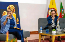 Liliana Marín Serna y Santiago Osorio, representante a la Cámara por Caldas, durante el conversatorio que se dio en la presentación del libro. Hablaron de tipos de violencia, literatura y asuntos relacionados. Liliana Marín Serna y Santiago Osorio, representante a la Cámara por Caldas, durante el conversatorio que se dio en la presentación del libro. Hablaron de tipos de violencia, literatura y asuntos relacionados.