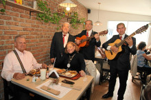 Reinaldo Correa y Luz Marina Ramírez junto al Trío Los Emperadores.