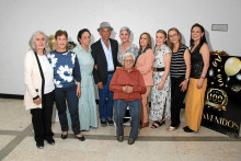 Herminia Martínez de Castellanos junto con sus nueve hijos. Herminia Martínez de Castellanos junto con sus nueve hijos.