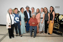 Herminia Martínez de Castellanos junto con sus nueve hijos.