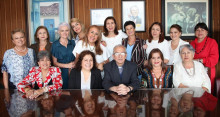 Grupo de exprofesoras y exalumnas que acompañaron al padre Efraín Castaño: Amanda Ruiz, Luz Estela Gómez, Martha Lucía Echeverri, Gloria Inés Echeverri, Clara Inés López, Consuelo Cuartas, Clemencia Hincapié, Luz Elena Vergara, Teresita Duque, Nelly Gómez, Claudia María Loaiza, María Elena Alzate, Patricia Valencia y Beatriz Elena Arias. Grupo de exprofesoras y exalumnas que acompañaron al padre Efraín Castaño: Amanda Ruiz, Luz Estela Gómez, Martha Lucía Echeverri, Gloria Inés Echeverri, Clara Inés López, Consuelo Cuartas, Clemencia Hincapié, Luz Elena Vergara, Teresita Duque, Nelly Gómez, Claudia María Loaiza, María Elena Alzate, Patricia Valencia y Beatriz Elena Arias.