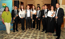 Luz Elena Castaño, secretaria de Cultura de Caldas, y Henry Gutiérrez Ángel, gobernador de Caldas, junto a los músicos que integran el Coro de Clarinetes de la Universidad de Caldas, ganadores en la categoría Mejor Conjunto Instrumental. Luz Elena Castaño, secretaria de Cultura de Caldas, y Henry Gutiérrez Ángel, gobernador de Caldas, junto a los músicos que integran el Coro de Clarinetes de la Universidad de Caldas, ganadores en la categoría Mejor Conjunto Instrumental.