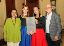 Luz Elena Castaño y Henry Gutiérrez acompañan a María José Valencia y Andreina Restrepo, integrantes del la agrupación Florecer Andino, ganadora del Gran Premio Mono Núñez Modalidad Vocal.