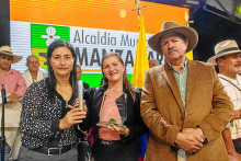 Entrega de reconocimiento a María Edid Bermúdez, en representación de la familia Villarraga Bermúdez, por su contribución a la producción de café con sun marca Nubado. Entrega de reconocimiento a María Edid Bermúdez, en representación de la familia Villarraga Bermúdez, por su contribución a la producción de café con sun marca Nubado.