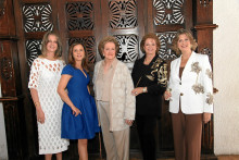 Ligia Sierra de Alzate en compañía de sus hijas: Carolina, Francina, Mónica y Claudia Sofía Alzate Sierra. Ligia Sierra de Alzate en compañía de sus hijas: Carolina, Francina, Mónica y Claudia Sofía Alzate Sierra.