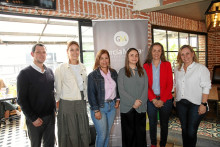 Juan Serrano, Catalina Arboleda, Doralba Rivera, Catalina García, María Helena Zuluaga y Mónica Aristizábal. Juan Serrano, Catalina Arboleda, Doralba Rivera, Catalina García, María Helena Zuluaga y Mónica Aristizábal.