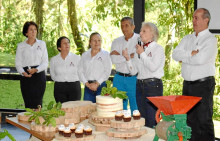 María Mercedes Cuartas de Mejía, representante suplente por Palestina y Risaralda, fue exaltada por su trayectoria. Toda su vida ha estado alrededor del café por tradición familiar. Al agradecer el homenaje desatacó a su madre, a los trabajadores en las fincas y al Servicio de Extensión. "Vibro por el café. Lo llevo en mis venas y he aprendido de la gente del campo todo lo que aplico en la caficultura. Los trabajadores, el Servicio de Extensión y la Federación Nacional de Cafeteros han sido mi guía", manife