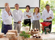 En un homenaje espontáneo, Virgilio Clavijo recibió un sentido aplauso del auditorio, luego de expresar su aprecio por la labor como vocero de los caficultores que ha ejercido durante más de 20 años. Empezó en el Comité Municipal de Cafeteros de Samaná, donde estuvo por dos períodos. Luego se trasladó a Manizales donde llegó al Comité Departamental. En un homenaje espontáneo, Virgilio Clavijo recibió un sentido aplauso del auditorio, luego de expresar su aprecio por la labor como vocero de los caficultores que ha ejercido durante más de 20 años. Empezó en el Comité Municipal de Cafeteros de Samaná, donde estuvo por dos períodos. Luego se trasladó a Manizales donde llegó al Comité Departamental.