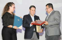 El rector Fabio Arias entrega reconocimiento al ministro de las TIC, Mauricio Lizcano. El rector Fabio Arias entrega reconocimiento al ministro de las TIC, Mauricio Lizcano.