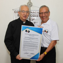 Gustavo Betancourth entrega reconocimiento al presbítero Efraín Castaño Arboleda por sus 60 años de fructífera labor apostólica, católica y religiosa en Manizales.