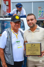 El Clásico le rindió un homenaje Édgar Galeano, quien por muchos años fue juez del ciclismo colombiano. El chinchinense murió el año pasado. Héctor Palau, director de la carrera, le entregó una placa conmemorativa a Yeri Galeano, su hijo. El Clásico le rindió un homenaje Édgar Galeano, quien por muchos años fue juez del ciclismo colombiano. El chinchinense murió el año pasado. Héctor Palau, director de la carrera, le entregó una placa conmemorativa a Yeri Galeano, su hijo.