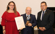 Fabio Arias, rector de la Universidad de Caldas entrega el reconocimiento Humberto Gallego Gamboa a José Fernando Reyes Cuartas, presidente de la Corte Constitucional; los acompaña Paula Tatiana Pantoja, delegada del presidente de la república ante el Consejo Superior.