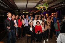 Grupo de compañeros asistentes a la cena. Grupo de compañeros asistentes a la cena.