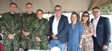 Teniente coronel Fabián Sanabria, Efrén Andrés Toro, comandante encargado del Batallón Ayacucho; subteniente Catalina Ávila; Ricardo Spagliari, Paula Londoño, Alejandra Cañas, y el coronel Juan Gabriel Rojas.