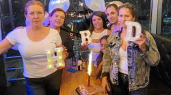 Foto | Lector | LA PATRIA Alejandra Monroy celebró su cumpleaños con una cena en el restaurante La Shiraka. La acompañan en la imagen: María Monroy, Liliana Monroy, Marina Monroy y Luis Monroy.