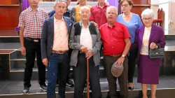 Luciano Arias acompañado por algunos de sus hijos al terminar la misa de cumpleaños.