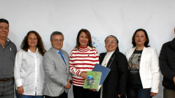 Helmer Quintero Vergara, jefe de la Oficina de Educación a Distancia y Virtualidad; Sandra Montoya Barreto, vicerrectora de Proyección; Germán Gómez Londoño, vicerrector académico; Martha Liliana Marín Cano, rectora de la Universidad Católica de Manizales; hermana Gloria Estela Rolón Díaz, vicerrectora académica de la Universidad Católica de Manizales; Paula Bibiana Agudelo Franco, secretaria general, y Héctor Fabio Torres Cardona, vicerrector de Investigación y Posgrados.