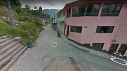 Agredir a un policía la tiene en líos judiciales