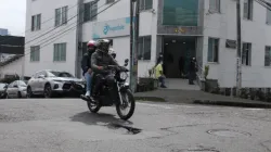 El hueco que puede causar accidentes en el sector de las funerarias en Manizales