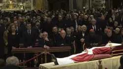 Casi 200 mil personas han pasado por la capilla ardiente de Benedicto XVI