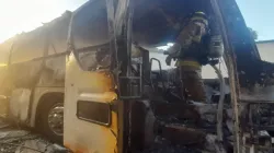Bus con migrantes que cruzaron el Darién se incendia en Panamá