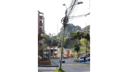 Postes inclinados generan preocupación en Manizales