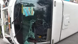 Colectivo de Gran Caldas chocó contra antejardín y se volcó en el barrio Prado: 8 heridos