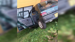 Carro se salió de la vía y cayó a un costado de un edificio en Manizales