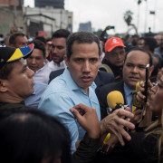 Guaidó se difumina entre el rojo de Latinoamérica