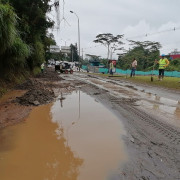 Habilitan paso en la vía entre Expoferias y el Batallón tras retirar derrumbe