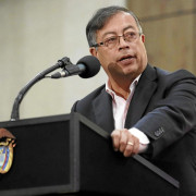 Petro viaja a México pese a suspensión de cumbre