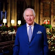 Carlos III rinde tributo a la fe de Isabel II y a quienes ayudan a los demás