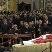 El cuerpo de Benedicto XVI reposa ya en el féretro preparado para el funeral