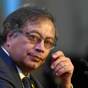 Petro pide a China que use su poder para combatir la emergencia climática