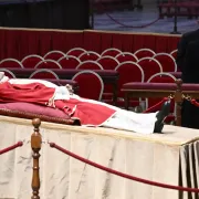 Benedicto XVI es despedido en la basílica de San Pedro