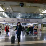 China reabre sus fronteras tras casi tres años de estricta cero covid-19