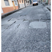 Preocupados por el mal estado de la vía en el barrio La Asunción de Manizales