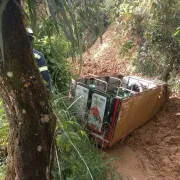 Carro de gas, atrapado por derrumbe en Salamina: los ocupantes resultaron ilesos