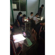 70 jóvenes del colegio Pío XII, de Neira (Caldas), estudian a media luz