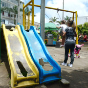 El Parque Caldas, en Manizales, está quebrado: denuncian mal estado de su zona de juegos