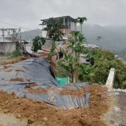 En Marquetalia: La cancha se vino abajo y se llevó parte de una casa