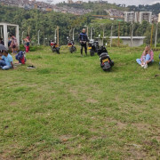 Niños, en medio de basuras, cambuches y descuido en cancha de Villamaría (Caldas)