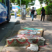 Muro de telefonía en el suelo de la avenida Santander de Manizales, sin doliente