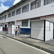 En andén de colegio de Aranzazu (Caldas) construyen casetas, las tumban y las rehacen
