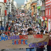 Comunidad educativa marcha en rechazo del posible cierre de cuatro colegios en Manizales